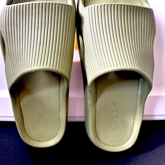 CALIA(CarrieUndrwd) Ladie’s slides size 7 Sage Green $18 Excellent Condition!! - Picture 2 of 9